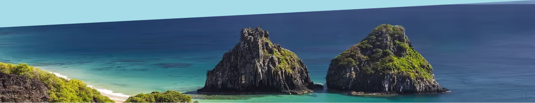 Vista de uma das praias de Fernando de Noronha onde a Pousada do Vale em Noronha. Entre o Íntimo e o grandioso.